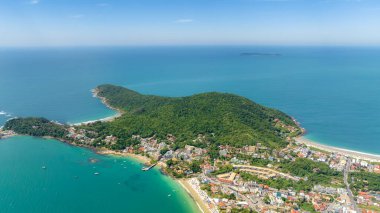 Santa Catarina 'daki Bombinhas Plajı. İHA 'yla çekilmiş bir hava görüntüsü. Brezilya. Güney Amerika.