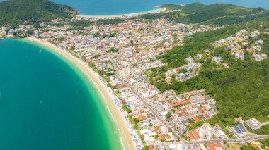 Santa Catarina 'daki Bombinhas Plajı. İHA 'yla çekilmiş bir hava görüntüsü. Brezilya. Güney Amerika.