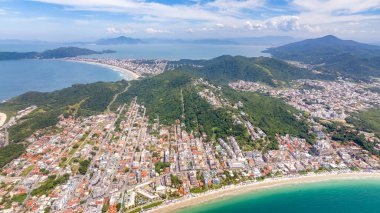 Santa Catarina 'daki Bombinhas Plajı. İHA 'yla çekilmiş bir hava görüntüsü. Brezilya. Güney Amerika.