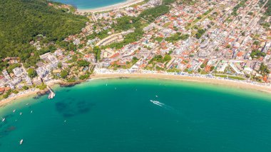 Santa Catarina 'daki Bombinhas Plajı. İHA 'yla çekilmiş bir hava görüntüsü. Brezilya. Güney Amerika.