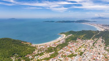 Santa Catarina 'daki Bombinhas Plajı. İHA 'yla çekilmiş bir hava görüntüsü. Brezilya. Güney Amerika.