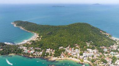 Santa Catarina 'daki Bombinhas Plajı. İHA 'yla çekilmiş bir hava görüntüsü. Brezilya. Güney Amerika.