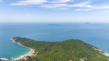 Santa Catarina 'daki Bombinhas Plajı. İHA 'yla çekilmiş bir hava görüntüsü. Brezilya. Güney Amerika.