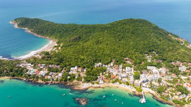 Santa Catarina 'daki Bombinhas Plajı. İHA 'yla çekilmiş bir hava görüntüsü. Brezilya. Güney Amerika.
