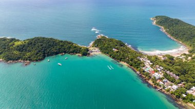 Santa Catarina 'daki Bombinhas Plajı. İHA 'yla çekilmiş bir hava görüntüsü. Brezilya. Güney Amerika.