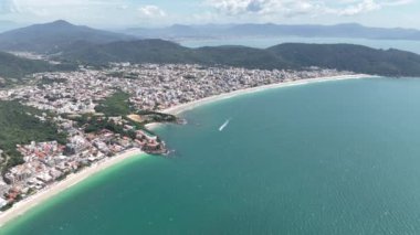 Santa Catarina 'daki Bombinhas Plajı. İHA 'yla çekilmiş bir hava görüntüsü. Brezilya. Güney Amerika.