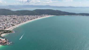 Santa Catarina 'daki Bombinhas Plajı. İHA 'yla çekilmiş bir hava görüntüsü. Brezilya. Güney Amerika.