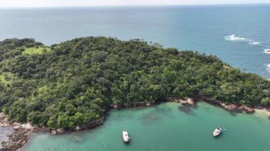 Santa Catarina 'daki Bombinhas Plajı. İHA 'yla çekilmiş bir hava görüntüsü. Brezilya. Güney Amerika.