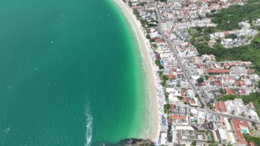 Santa Catarina 'daki Bombinhas Plajı. İHA 'yla çekilmiş bir hava görüntüsü. Brezilya. Güney Amerika.