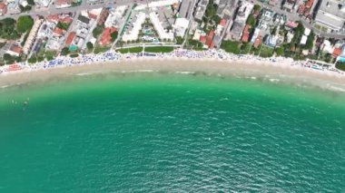 Santa Catarina 'daki Bombinhas Plajı. İHA 'yla çekilmiş bir hava görüntüsü. Brezilya. Güney Amerika.