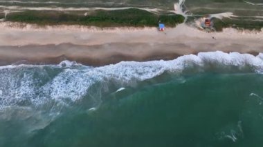 Florianpolis, Campeche plajı güneş doğarken. Brezilya. Rio Tavares Mahallesi.