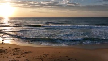 Florianpolis, Campeche plajı güneş doğarken. Brezilya. Rio Tavares Mahallesi.