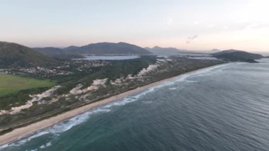 Florianpolis, Campeche plajı güneş doğarken. Brezilya. Rio Tavares Mahallesi.