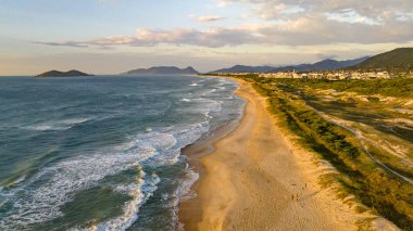 Florianpolis, Campeche plajı güneş doğarken. Brezilya.