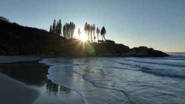 Florianopolis, Joaquina Sahili. Gün doğumunda hava görüntüsü.