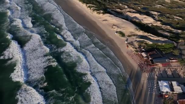 フロリアノポリス ジョアキナビーチ 日の出の間の空中ビュー — ストック動画