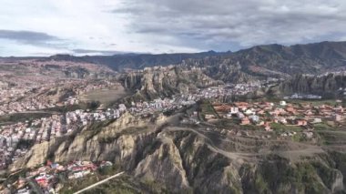 La Paz, Bolivya, yoğun şehir manzarası üzerinde uçan hava manzarası. San Miguel, güney bölgesi..