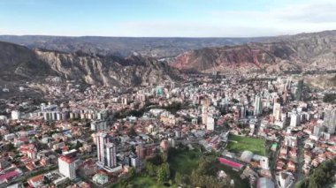 La Paz, Bolivya, yoğun şehir manzarası üzerinde uçan hava manzarası. San Miguel, güney bölgesi..