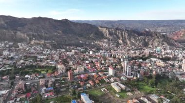 La Paz, Bolivya, yoğun şehir manzarası üzerinde uçan hava manzarası. San Miguel, güney bölgesi..