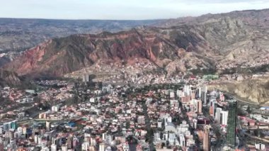 La Paz, Bolivya, yoğun şehir manzarası üzerinde uçan hava manzarası. San Miguel, güney bölgesi..