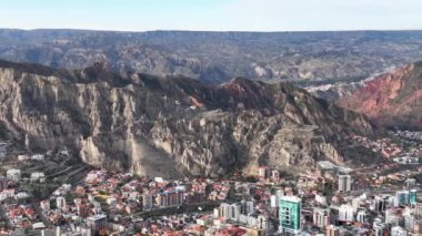 La Paz, Bolivya, yoğun şehir manzarası üzerinde uçan hava manzarası. San Miguel, güney bölgesi..