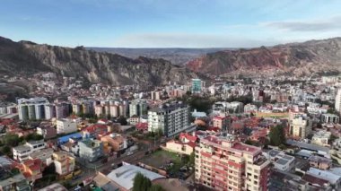 La Paz, Bolivya, yoğun şehir manzarası üzerinde uçan hava manzarası. San Miguel, güney bölgesi..
