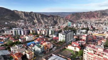 La Paz, Bolivya, yoğun şehir manzarası üzerinde uçan hava manzarası. San Miguel, güney bölgesi..