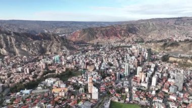 La Paz, Bolivya, yoğun şehir manzarası üzerinde uçan hava manzarası. San Miguel, güney bölgesi..