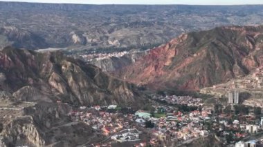 La Paz, Bolivya, yoğun şehir manzarası üzerinde uçan hava manzarası. San Miguel, güney bölgesi..