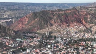 La Paz, Bolivya, yoğun şehir manzarası üzerinde uçan hava manzarası. San Miguel, güney bölgesi..