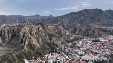 La Paz, Bolivya, yoğun şehir manzarası üzerinde uçan hava manzarası. San Miguel, güney bölgesi..