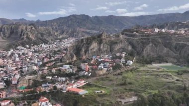 La Paz, Bolivya, yoğun şehir manzarası üzerinde uçan hava manzarası. San Miguel, güney bölgesi..