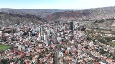 La Paz, Bolivya, yoğun şehir manzarası üzerinde uçan hava manzarası. San Miguel, güney bölgesi..