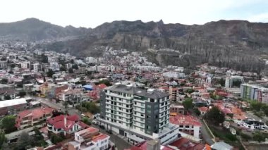 La Paz, Bolivya, yoğun şehir manzarası üzerinde uçan hava manzarası. San Miguel, güney bölgesi..