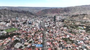 La Paz, Bolivya, yoğun şehir manzarası üzerinde uçan hava manzarası. San Miguel, güney bölgesi..