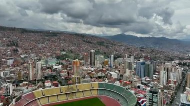 La Paz, Bolivya, yoğun şehir manzarası üzerinde uçan hava manzarası.