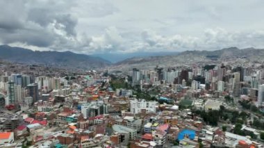 La Paz, Bolivya, yoğun şehir manzarası üzerinde uçan hava manzarası.