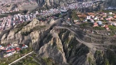 La Paz, Bolivya, yoğun şehir manzarası üzerinde uçan hava manzarası. San Miguel, güney bölgesi..