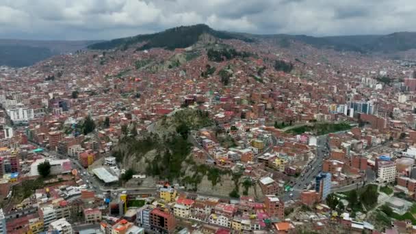 Пас Боливия Вид Воздуха Пролетающий Над Густым Городком — стоковое видео