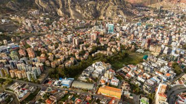 La Paz, Bolivya, yoğun şehir manzarası üzerinde uçan hava manzarası. San Miguel, Güney Distric. Güney Amerika