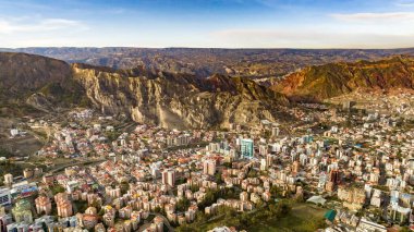 La Paz, Bolivya, yoğun şehir manzarası üzerinde uçan hava manzarası. San Miguel, Güney Distric. Güney Amerika