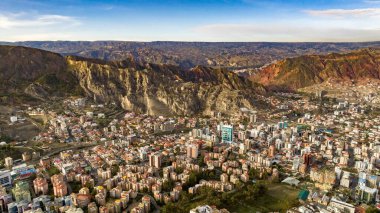 La Paz, Bolivya, yoğun şehir manzarası üzerinde uçan hava manzarası. San Miguel, Güney Distric. Güney Amerika