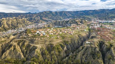 La Paz, Bolivya, yoğun şehir manzarası üzerinde uçan hava manzarası. San Miguel, Güney Distric. Güney Amerika