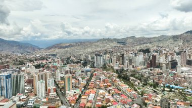 La Paz, Bolivya, yoğun şehir manzarası üzerinde uçan hava manzarası. Güney Amerika.