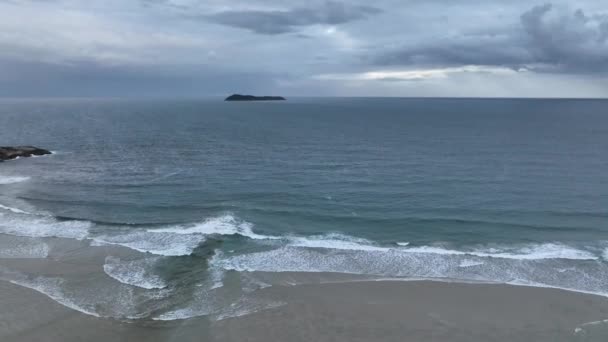 Αεροφωτογραφία Του Guarda Emba Beach Βρίσκεται Στην Πολιτεία Santa Catarina — Αρχείο Βίντεο