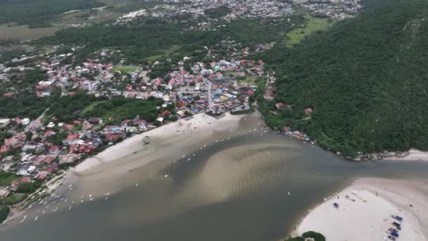 ブラジルのサンタカタリーナ州に位置するグーニャ ビーチの航空写真 — ストック動画