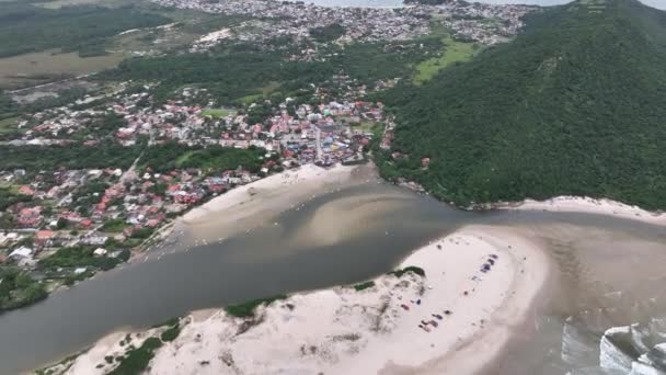 ブラジルのサンタカタリーナ州に位置するグーニャ ビーチの航空写真 — ストック動画
