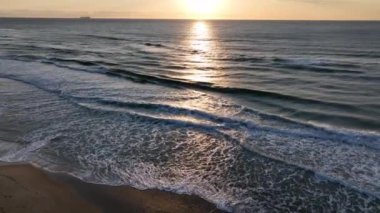 Florianpolis, Campeche plajı güneş doğarken. Brezilya. Rio Tavares Mahallesi.