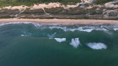 Florianpolis, Campeche plajı güneş doğarken. Brezilya. Rio Tavares Mahallesi.