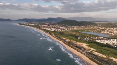 Florianpolis, Campeche plajı güneş doğarken. Brezilya. Rio Tavares Mahallesi. Dikey video.